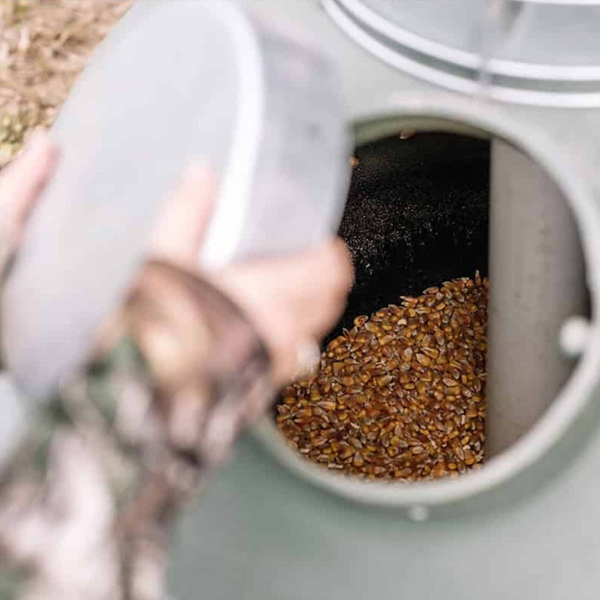 Capsule Feeder 200lb W/Base - Forza Sports