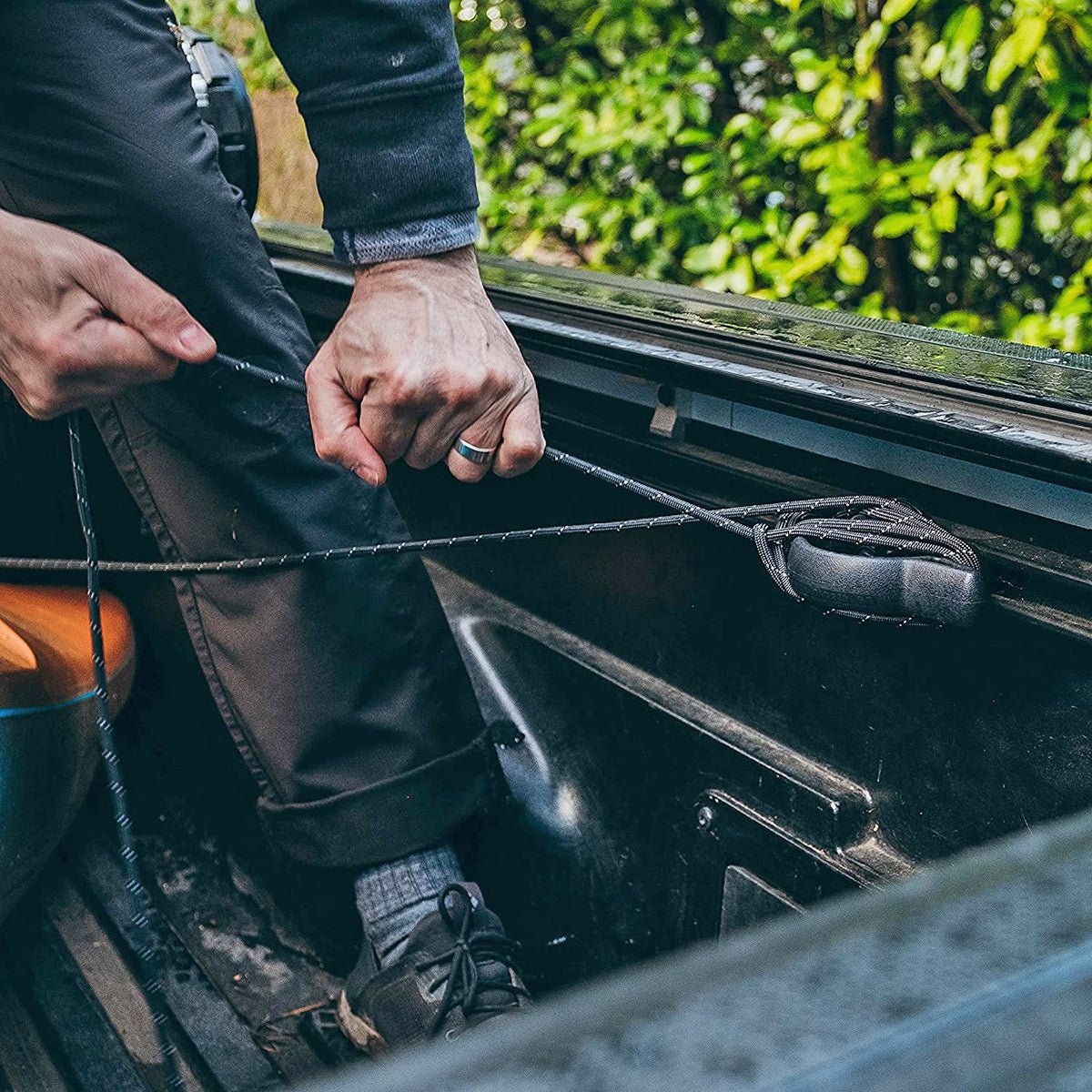 Gear Aid 100 ft. Extra Heavy Duty 1100 Paracord with Carabiner - Black/Reflective - Forza Sports