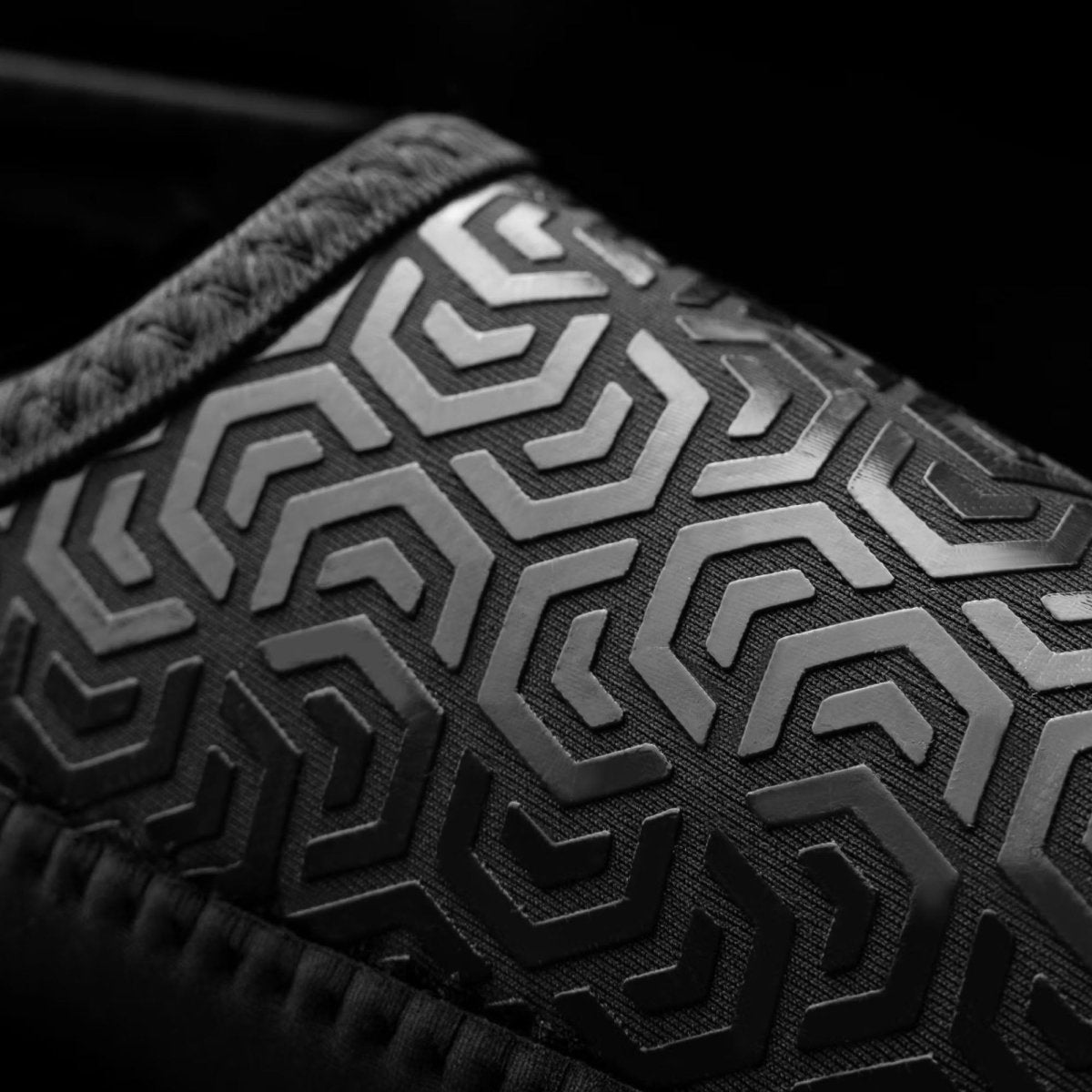 हायाबुसा यूनिसेक्स आशी फुट ग्रिप्स, काला - फोर्ज़ा स्पोर्ट्स