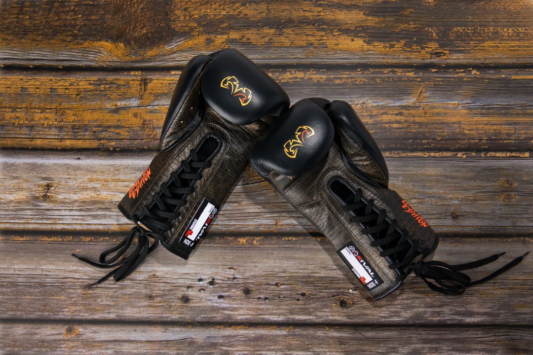 राइवल बॉक्सिंग RFX - गुरेरो HDEF लेस-अप स्पैरिंग ग्लव्स, क्रोकोडाइल/ब्लैक - फोर्ज़ा स्पोर्ट्स