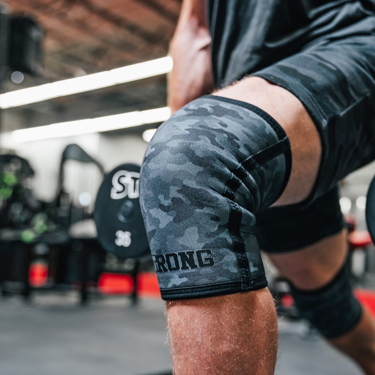 मार्क बेल द्वारा स्लिंग शॉट स्ट्रॉन्ग नी स्लीव्स - 7 मिमी मोटी नियोप्रीन सपोर्ट - फोर्ज़ा स्पोर्ट्स