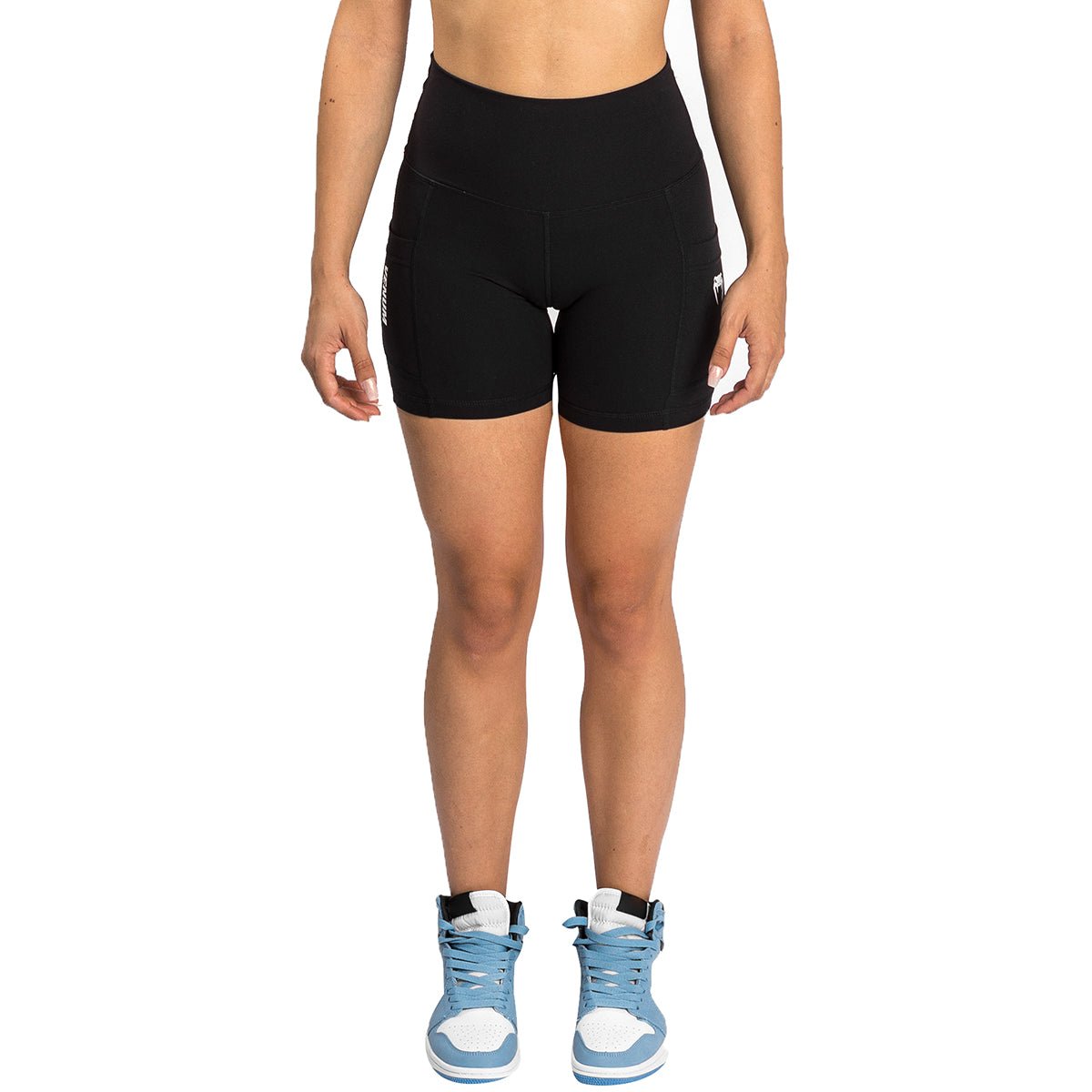 वेनम महिलाओं के लिए एसेंशियल बाइकर शॉर्ट्स - काला - फोर्ज़ा स्पोर्ट्स