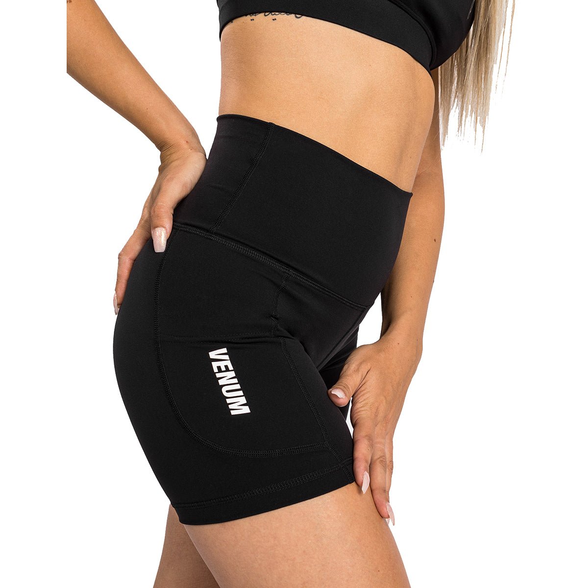 वेनम महिलाओं के लिए एसेंशियल बाइकर शॉर्ट्स - काला - फोर्ज़ा स्पोर्ट्स